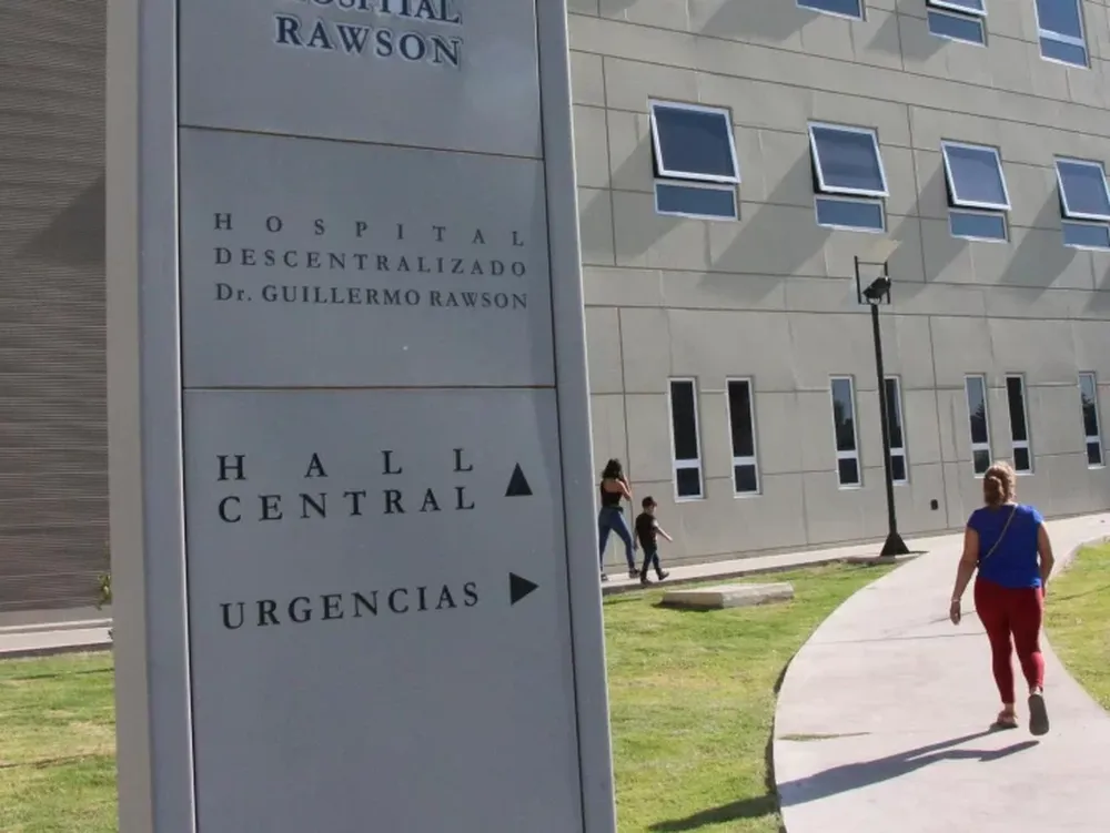 Un golpe en la cabeza y fracturas, el saldo para un motociclista en un choque en Chimbas