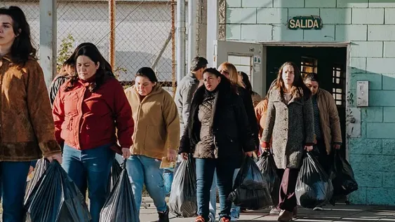 “La mujer de la fila” combina una narrativa íntima con un mensaje social relevante, consolidándose como uno de los estrenos más importantes del año.