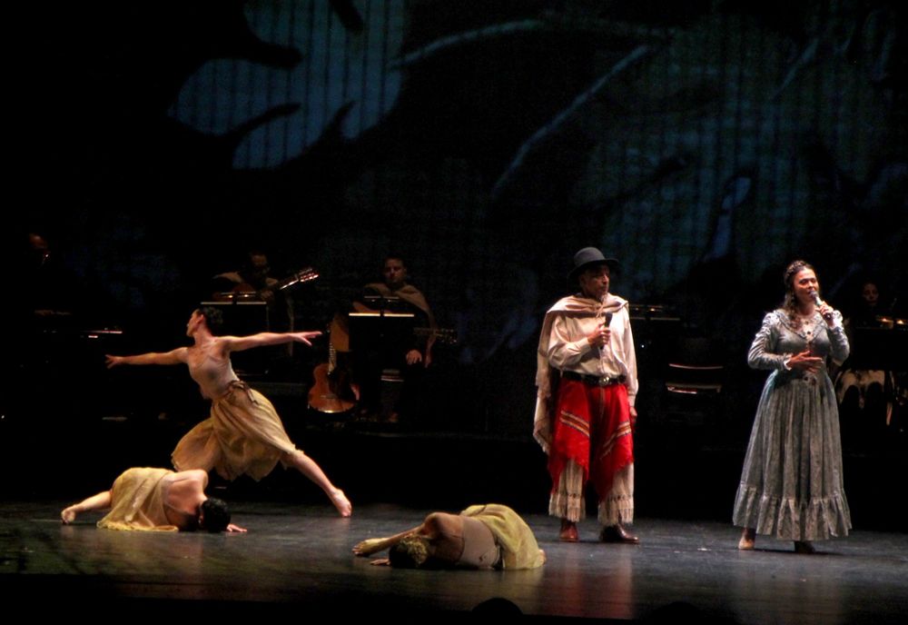 &nbsp;Gala Patria: "Hilos de Revoluci&oacute;n".