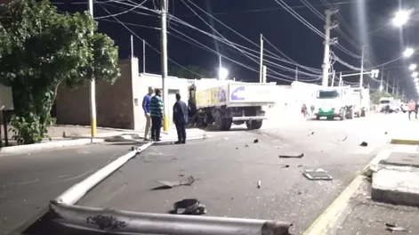 Se le reventó una rueda a un camión recolector de basura, se cruzó de carril y terminó estrellado contra una casa