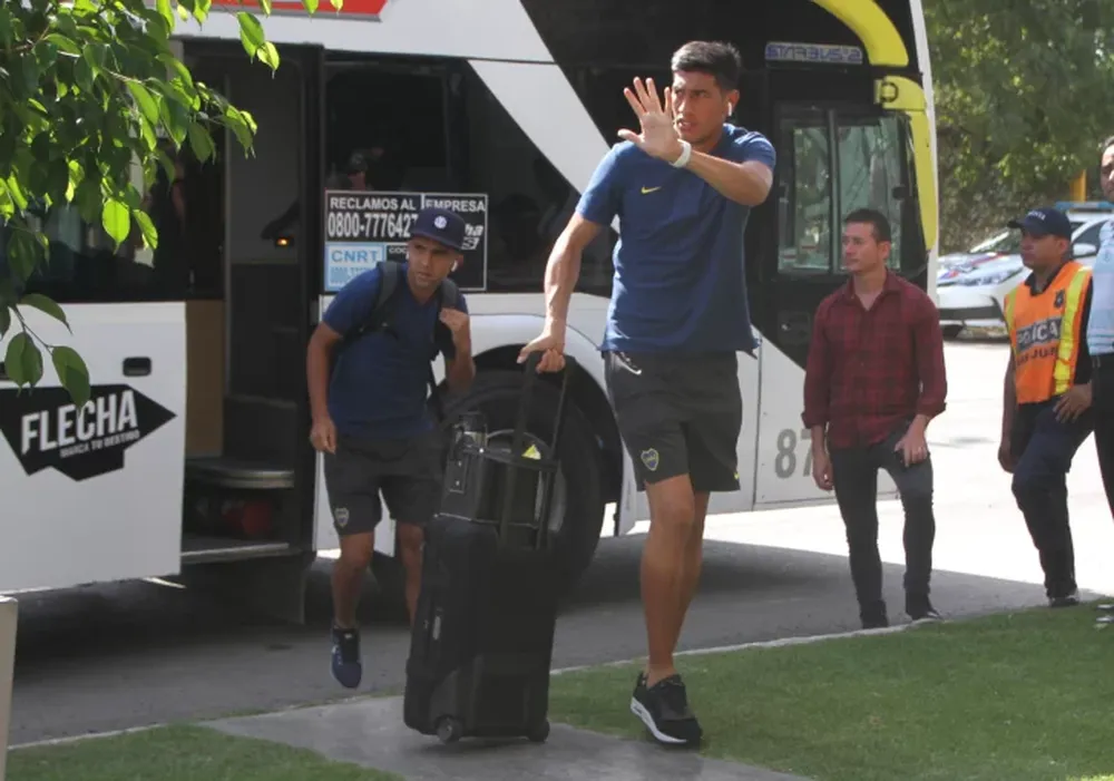 Boca fue recibido por cientos de hinchas en San Juan