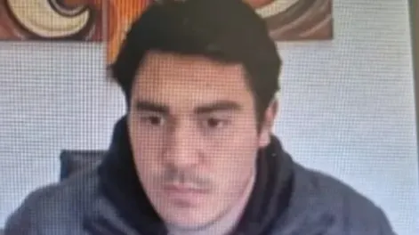 Un condenado por abuso sexual se arrancó la tobillera y se fugó en plena audiencia virtual