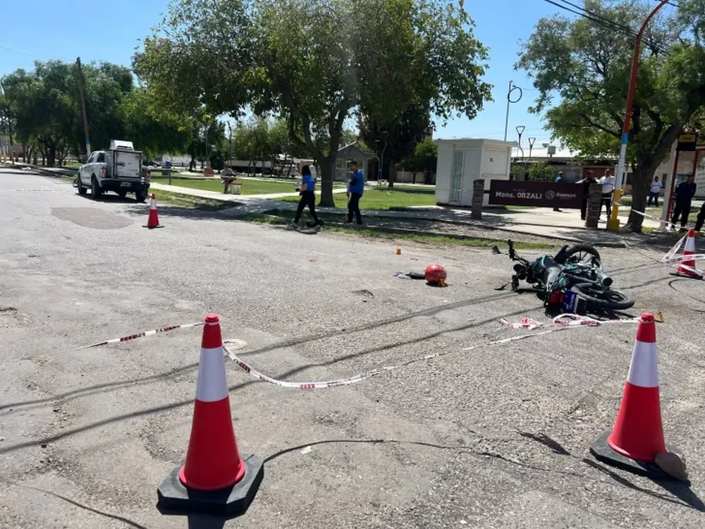 Un hombre que iba en moto quedó grave tras chocar contra una camioneta