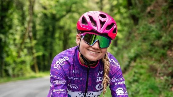 La ciclista sanjuanina Delfina Dibella haciendo historia para el ciclismo nacional en la Vuelta de España.&nbsp;