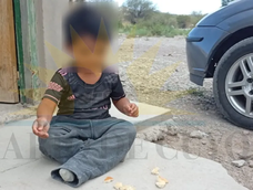 El pequeño de 3 años caminaba solo por la calle, mientras su hermano mayor estaba en su casa, también sin la supervisión de algún adulto. El pequeño de 3 años caminaba solo por la calle, mientras su hermano mayor estaba en su casa, también sin la supervisión de algún adulto.