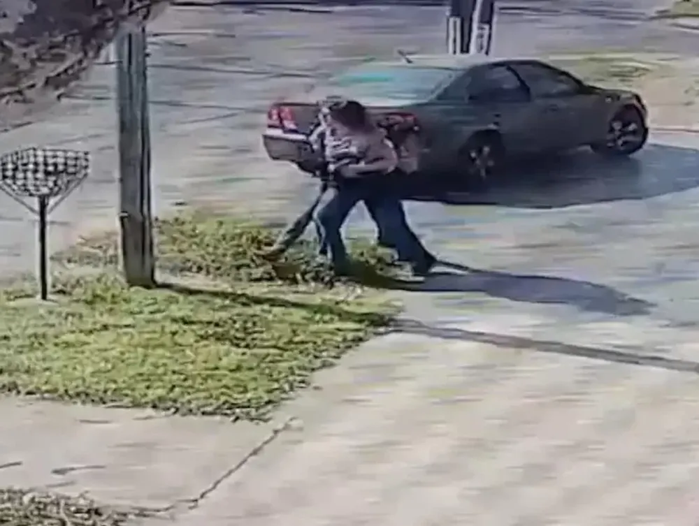 [VIDEO] Desesperante persecución de dos motochorros a una mujer para robarle el celular