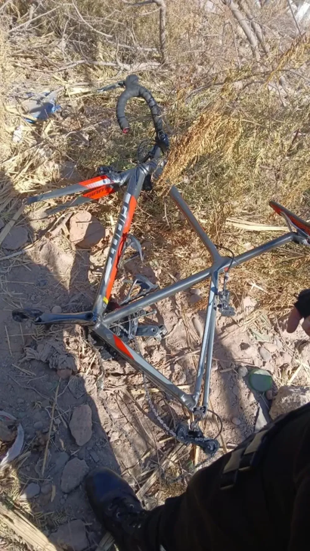 Dos sujetos robaron una costosa bicicleta y arrojaron el cuadro a un baldío