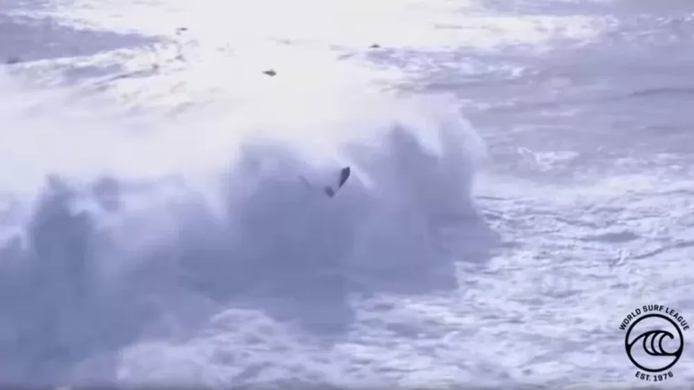 [VIDEO] Una ola gigante “se tragó” a dos personas en un campeonato de surf
