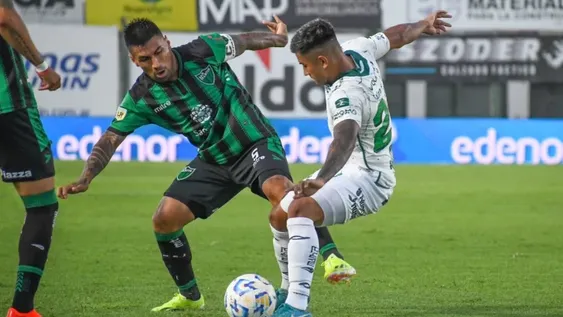 Iguales. Nico Pelaitay lucha con un rival por la pelota. A San Martín le faltó rebeldía y sumó su tercer empate consecutivo. Ahora se le viene Talleres.