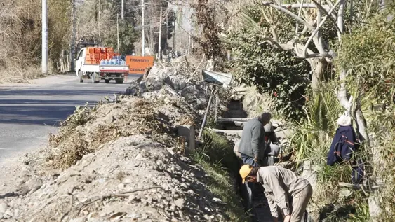 Mejoran un canal para no derrochar agua y además evitar siniestros viales