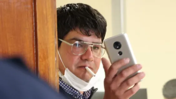 Tres policías, complicados por un presunto arresto ilegal y atacar a golpes a changarín