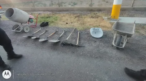Una hormigonera, seis herramientas entre palas y picos, un lavamanos y una carretila, el botín de los ladrones atrapados.