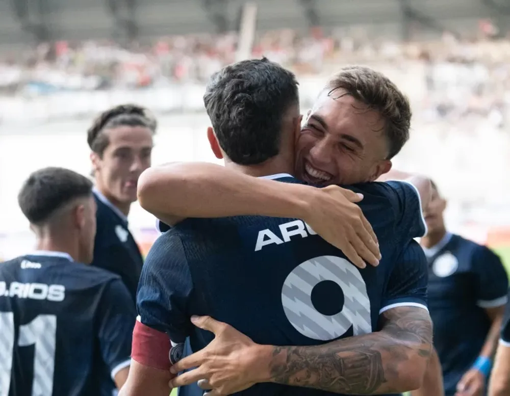 Independiente Rivadavia inició la defensa del título con un sólido triunfo ante Estudiantes de Caseros