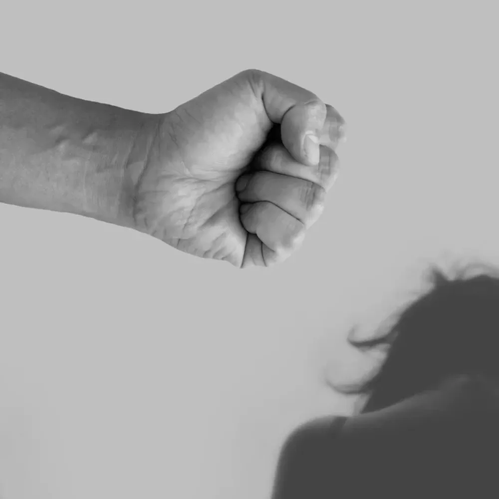 Golpeó a su expareja y ella se defendió con un botellazo: lo hallaron huyendo por los techos