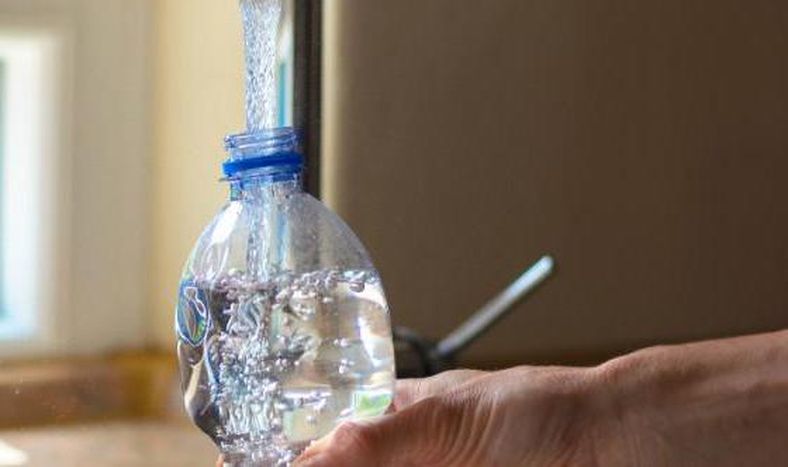 Consejos útiles para limpiar correctamente tus botellas con agua