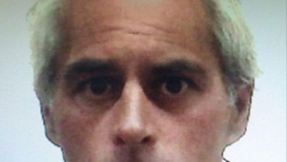 Asesinó a su madre y hermano, está prófugo