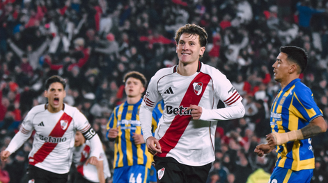 Facundo Colidio le dio el único gol del partido a River de penal.