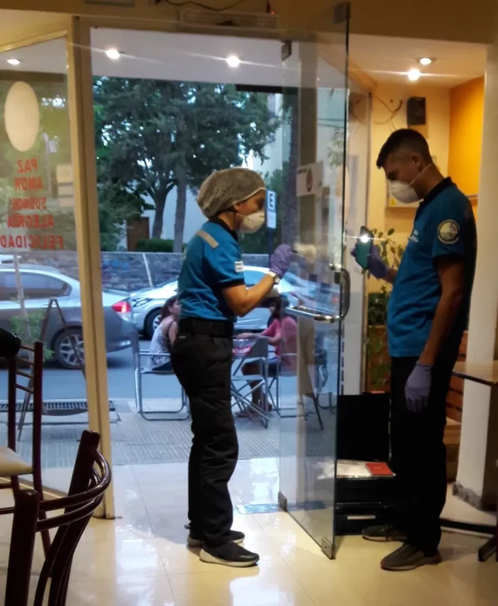 De día y en el microcentro, roban en casa de comidas