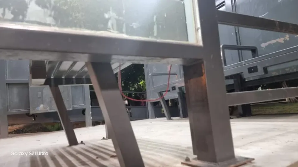 Un cable colgando, indicio de una mala conexión.