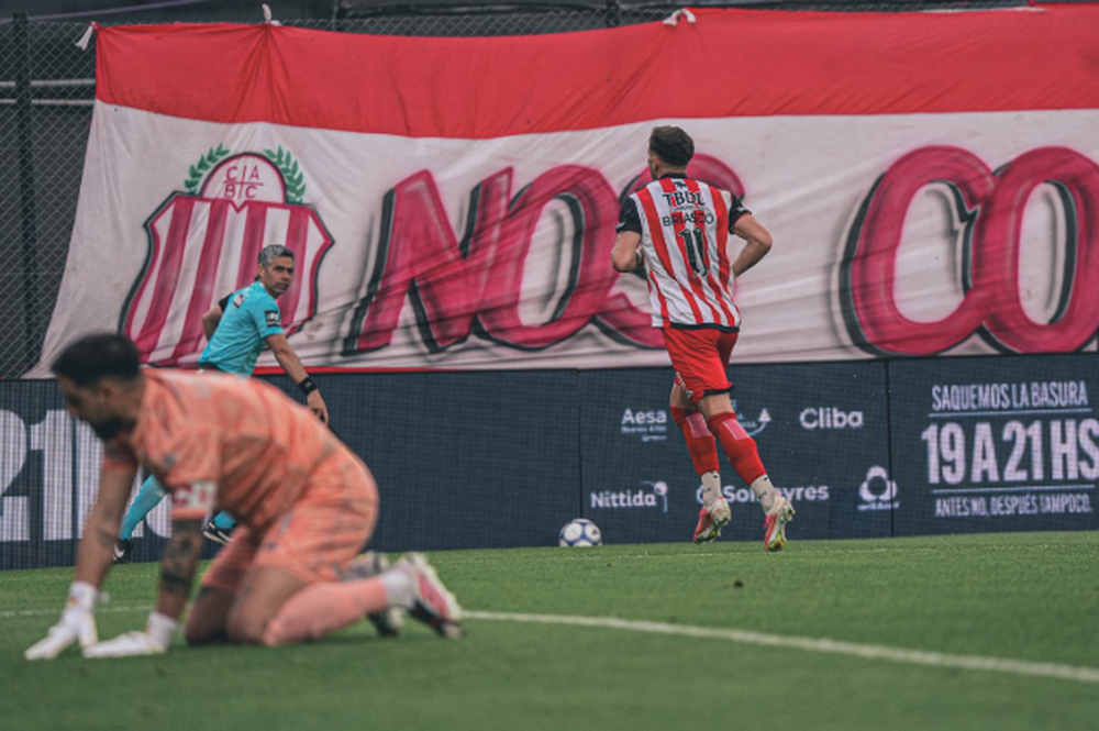 Barracas Central derrotó 2-0 a Huracán y sumó tres puntos clave en la pelea por los playoffs.