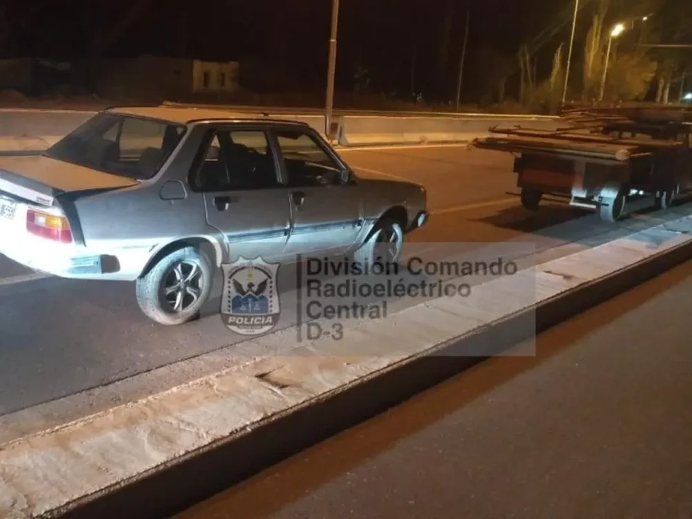 Llevaban portones en un carro y al notar las cámaras confesaron que eran robados