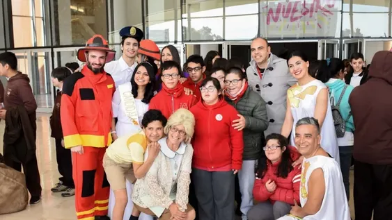 [FOTOS] Casi 2000 estudiantes coparon la primera función de la obra “El calor de lo nuestro”