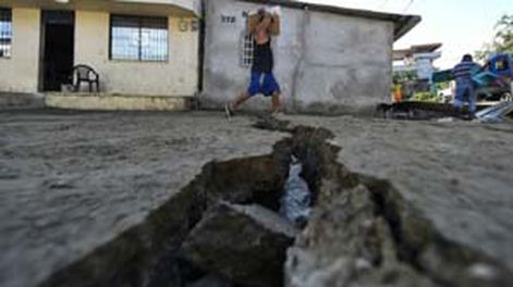 Terremoto en Ecuador: reportaron al menos 77 muertos y 588 heridos