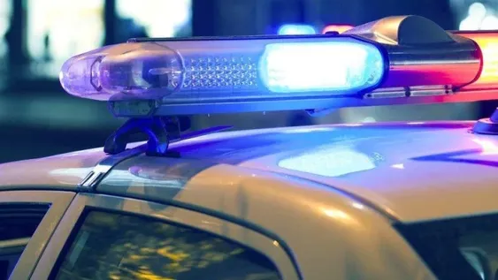 Un sujeto con múltiples antecedentes robó una mesa de un bar y huyó en bicicleta