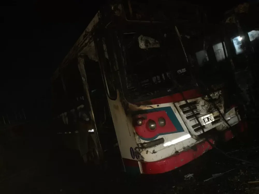 Voraz incendio arrasó con una flota de colectivos en Pocito: no hubo heridos pero las pérdidas son totales
