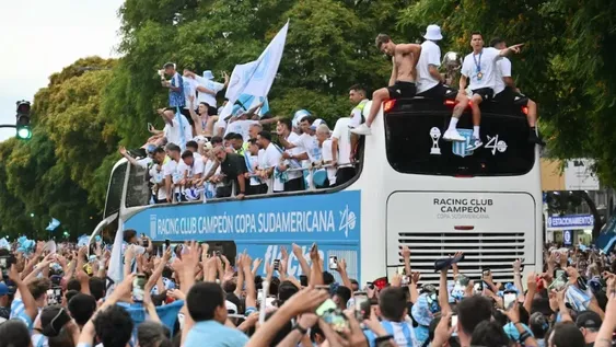 Así fue la caravana de Racing por el Obelisco tras ganar la Sudamericana