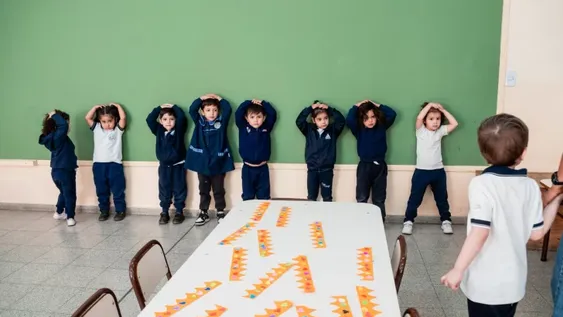 Cuando sonó la alarma, los alumnos permanecieron un minuto en posición segura antes de comenzar la evacuación.