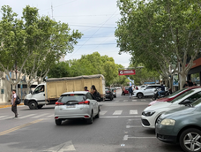 Un caos. El tránsito en la esquina de Ignacio de la Roza y Sarmiento se complica en horarios pico.
