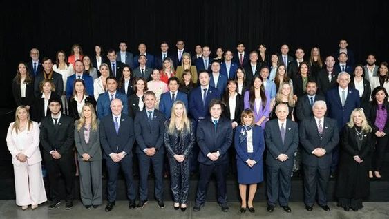FOTO DE FAMILIA. Javier Milei protagonizó un retrato junto a sus candidatos a legisladores nacionales, escoltado por Karina Milei.