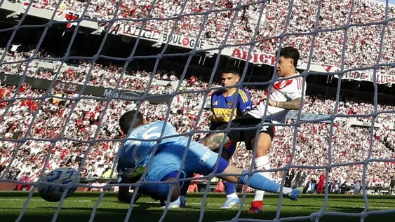 Driussi cabeceó, Marchesín dio rebote y el punta de River reaccionó antes que el defensor de Boca para convertir el segundo gol, el de la victoria del millonario.