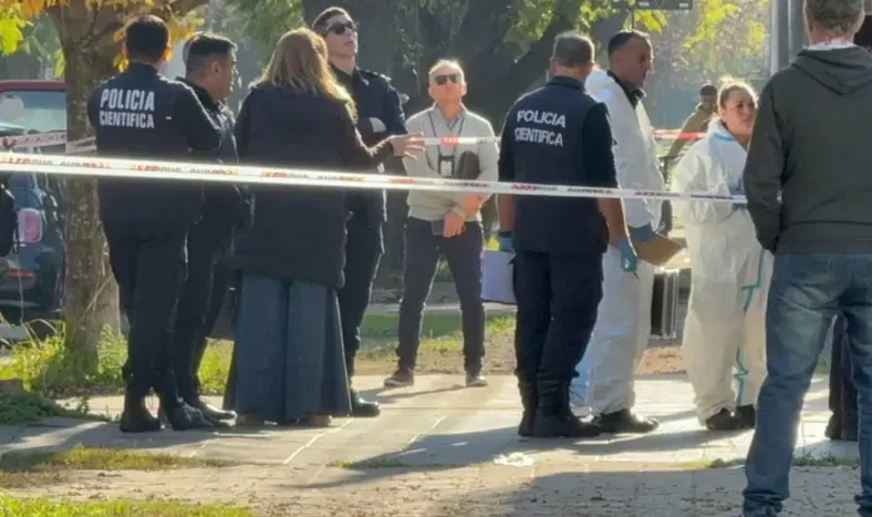 Horror: un reconocido médico fue encontrado muerto en su casa, asesinado a hachazos