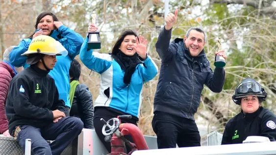 El equipo de Telesol festejó el Martín Fierro de Oro con una caravana en autobomba