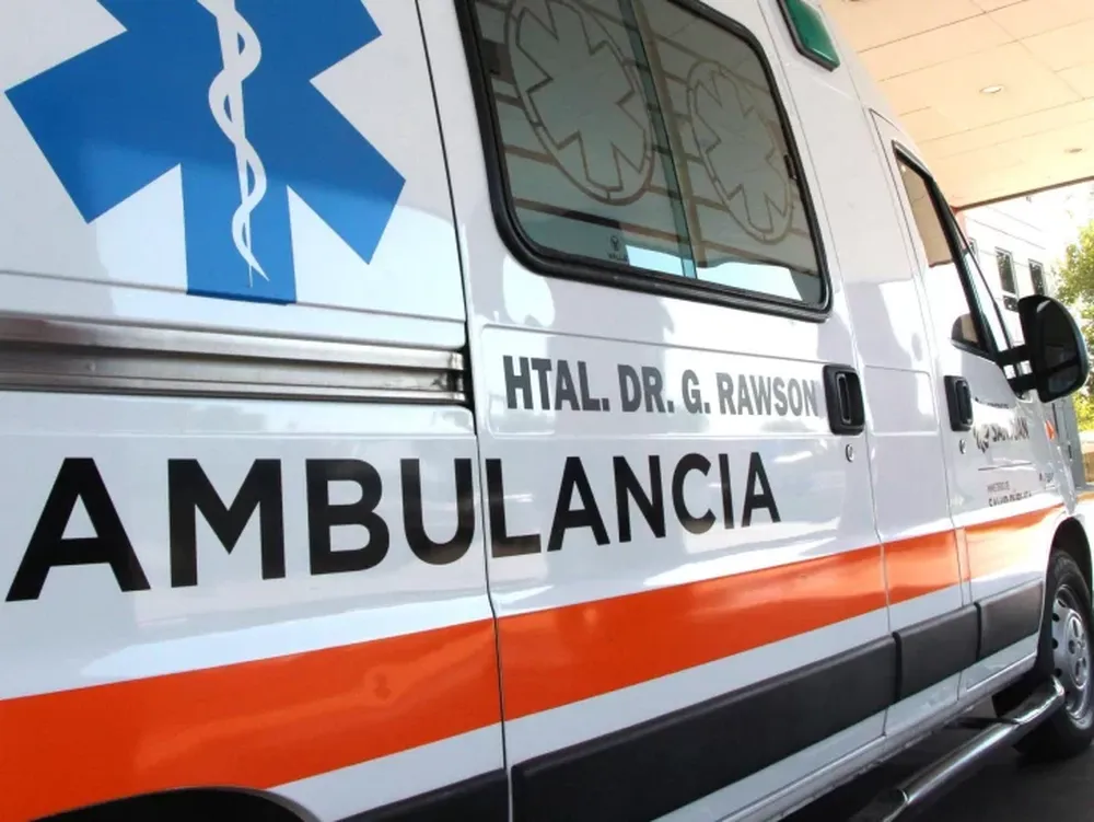 Chocó contra una camioneta estacionada y terminó con un fuerte golpe en la cabeza