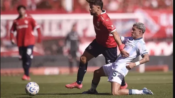 Intenso. Independiente y Racing no se guardaron nada en el clásico. La Academia golpeó primero, reaccionó el Rojo y cerca del final lo pudo empatar.
