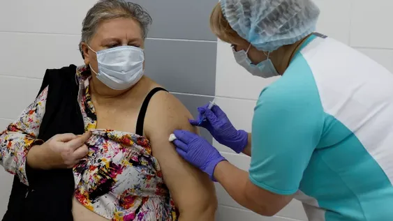 Un viaje a Moscú a contrarreloj y con polémica por la vacuna rusa