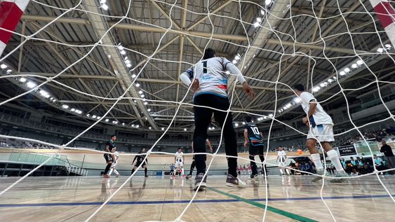 En juego. El Nacional Amateur de Futsal largó en el Velódromo y ahora se traslada al Cantoni.