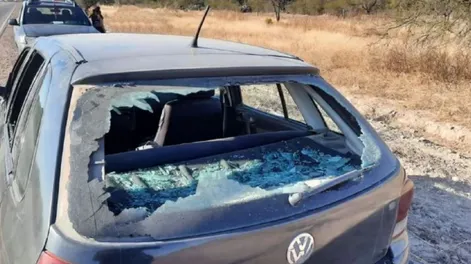 Descubrió a su marido con otra mujer en la ruta y le destrozó la luneta del auto