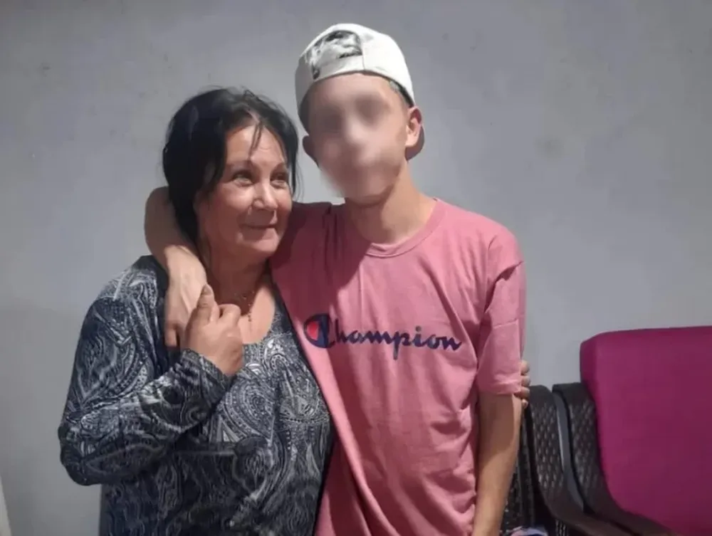 Esperaba a su hija y a su nieta en la vereda y la asesinaron por la espalda para robarle el auto
