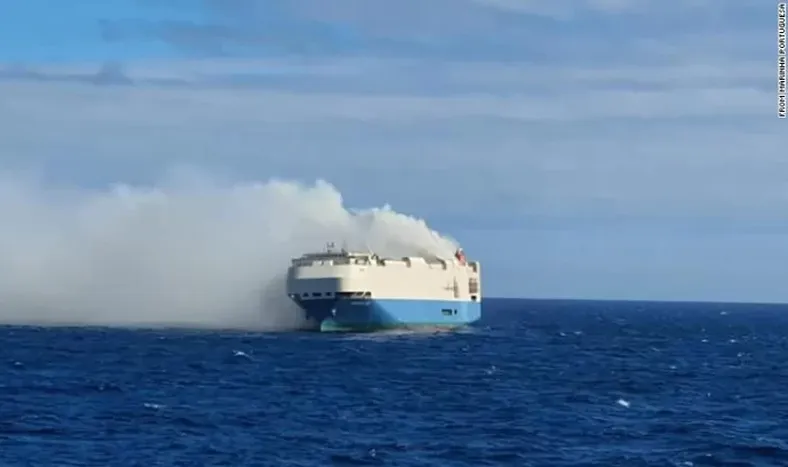 Se incendió un barco con autos de lujo y quedó a la deriva en medio del océano Atlántico