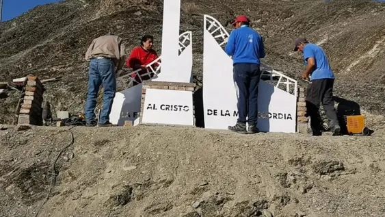 Con la ayuda del pueblo hacen un Vía Crucis que llegará a la cima de un cerro