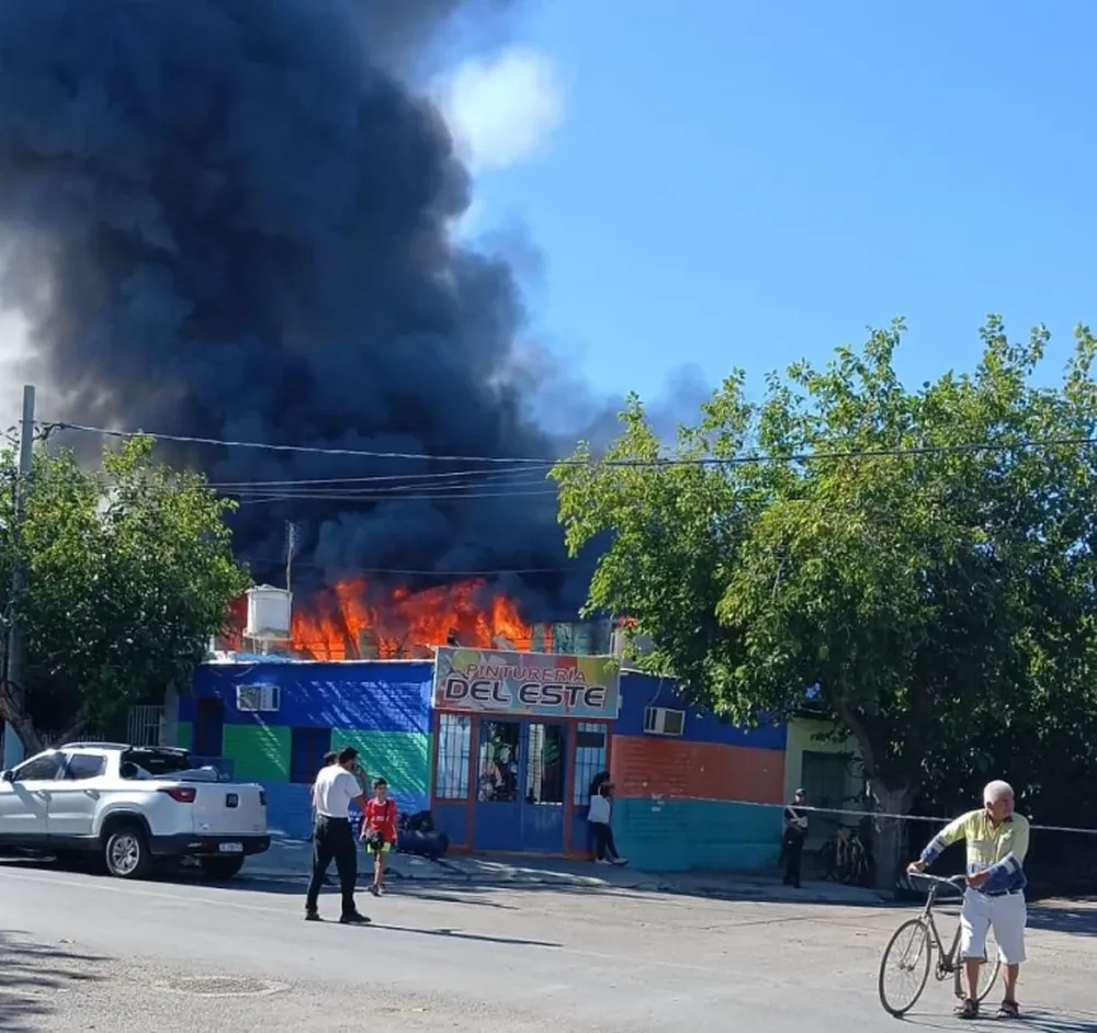 Feroz incendio en una distribuidora en Caucete