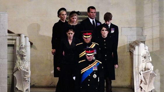 Nietos de reina Isabel II participaron en vigilia y británicos hacen cola de 14 horas para despedirla