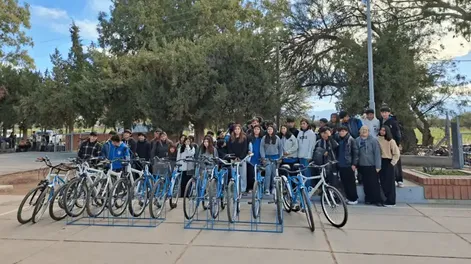 Las bicicletas fueron entregadas a estudiantes de una institución educativa jachallera para facilitar su asistencia a clases.&nbsp;