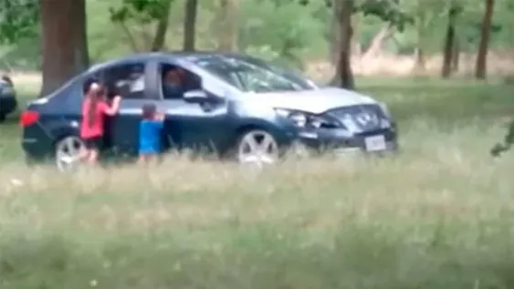 Detuvieron a una pareja que bajó a sus hijos del auto para poder tener sexo