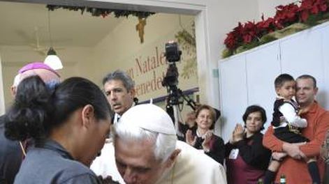 Benedicto XVI almorzó con 150 pobres