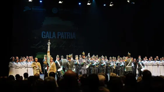 El público y los artistas interpretaron el Himno Nacional Argentino, con la destacada participación de la Banda El Tambolar del Regimiento de Infantería de Montaña 22.